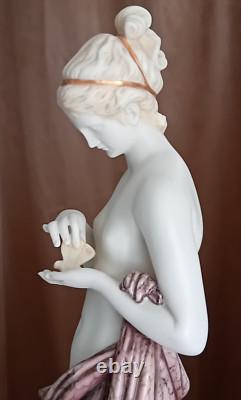 ANCIENNE statuette en Porcelaine polychrome NYMPHE et PAPILLON H 35,5 cm
