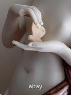 ANCIENNE statuette en Porcelaine polychrome NYMPHE et PAPILLON H 35,5 cm