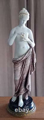 ANCIENNE statuette en Porcelaine polychrome NYMPHE et PAPILLON H 35,5 cm
