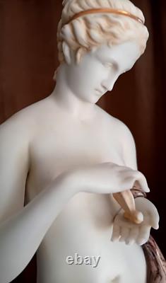 ANCIENNE statuette en Porcelaine polychrome NYMPHE et PAPILLON H 35,5 cm