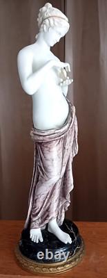 ANCIENNE statuette en Porcelaine polychrome NYMPHE et PAPILLON H 35,5 cm