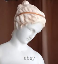 ANCIENNE statuette en Porcelaine polychrome NYMPHE et PAPILLON H 35,5 cm