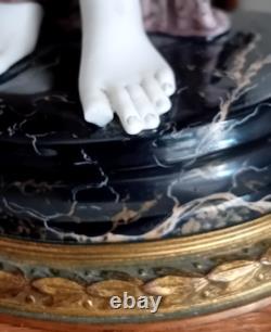 ANCIENNE statuette en Porcelaine polychrome NYMPHE et PAPILLON H 35,5 cm