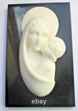 Ancien Sculpture Vierge a l'enfant à suspendre en albâtre blanc sur marbre noir