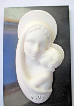 Ancien Sculpture Vierge a l'enfant à suspendre en albâtre blanc sur marbre noir