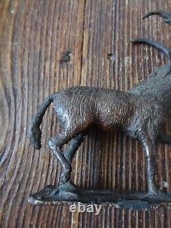 Ancien bronze animalier animal à cornes art brut