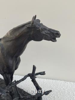 Ancien bronze animalier le cheval à la barrière signé Pierre Jules Mêne 1846
