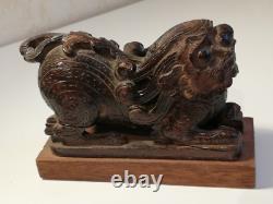 Ancien chien Fô (lion gardien) en bois laqué sculpture asiatique 16,5×6,5×12 cm