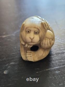 Ancien netsuke japonais XIXe singe à la pêche signé sculpture 3 cm