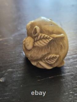 Ancien netsuke japonais XIXe singe à la pêche signé sculpture 3 cm