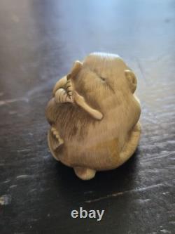Ancien netsuke japonais XIXe singe à la pêche signé sculpture 3 cm