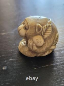 Ancien netsuke japonais XIXe singe à la pêche signé sculpture 3 cm