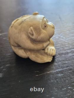 Ancien netsuke japonais XIXe singe à la pêche signé sculpture 3 cm