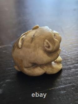 Ancien netsuke japonais XIXe singe à la pêche signé sculpture 3 cm