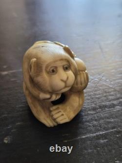 Ancien netsuke japonais XIXe singe à la pêche signé sculpture 3 cm