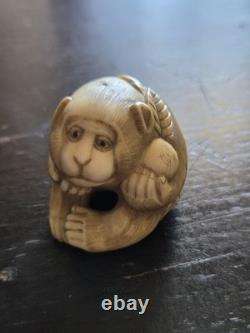 Ancien netsuke japonais XIXe singe à la pêche signé sculpture 3 cm