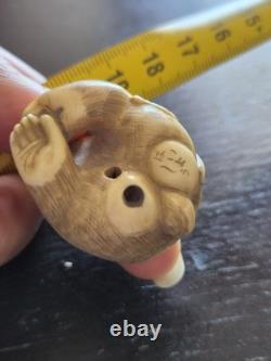 Ancien netsuke japonais XIXe singe à la pêche signé sculpture 3 cm