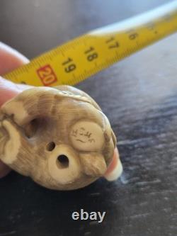 Ancien netsuke japonais XIXe singe à la pêche signé sculpture 3 cm