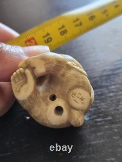 Ancien netsuke japonais XIXe singe à la pêche signé sculpture 3 cm