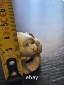 Ancien netsuke japonais XIXe singe à la pêche signé sculpture 3 cm