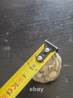 Ancien netsuke japonais XIXe singe à la pêche signé sculpture 3 cm