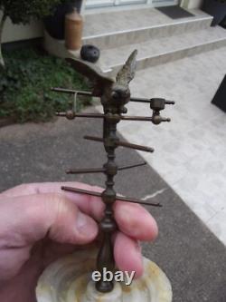 Ancien petit baguier à décor d'un perroquet en bronze et marbre ou albâtre N-2