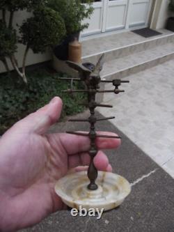 Ancien petit baguier à décor d'un perroquet en bronze et marbre ou albâtre N-2