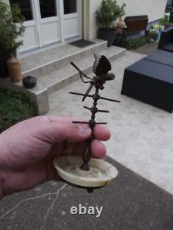 Ancien petit baguier à décor d'un perroquet en bronze et marbre ou albâtre N-2