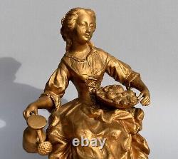 Ancien statue en métal jeune femme jardinière