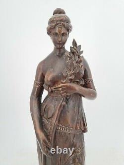 Ancien sujet en bois sculpté représentant une déesse hauteur 50 cm