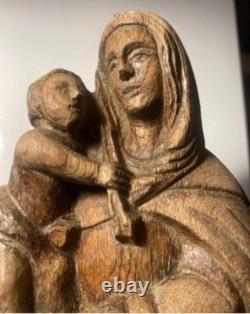 Ancienne Sculpture En Bois Massif Représentant La Vierge À L'enfant
