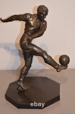 Ancienne Sculpture Sportif Joueur de Foot en Régule