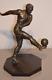 Ancienne Sculpture Sportif Joueur De Foot En Régule