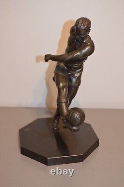 Ancienne Sculpture Sportif Joueur de Foot en Régule