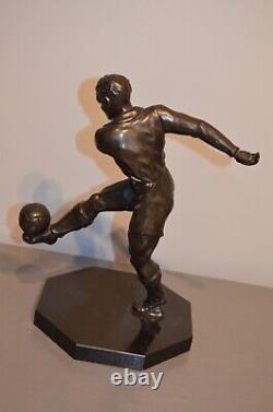 Ancienne Sculpture Sportif Joueur de Foot en Régule