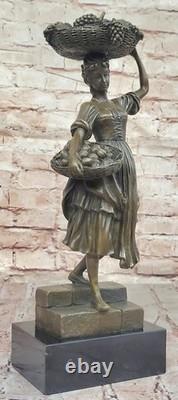 Ancienne Sculpture Statue En Bronze Véritable 15,5 Fille Peasant Signé Cesaro
