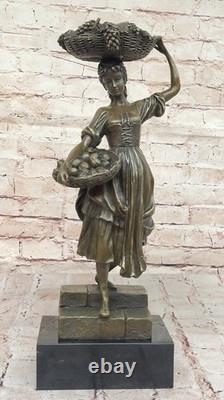 Ancienne Sculpture Statue En Bronze Véritable 15,5 Fille Peasant Signé Cesaro
