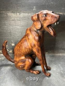 Ancienne Sculpture chien de chasse en cuir moulé vers 1900. Art populaire