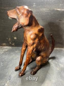 Ancienne Sculpture chien de chasse en cuir moulé vers 1900. Art populaire