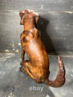 Ancienne Sculpture chien de chasse en cuir moulé vers 1900. Art populaire