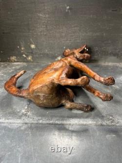 Ancienne Sculpture chien de chasse en cuir moulé vers 1900. Art populaire