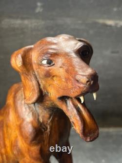Ancienne Sculpture chien de chasse en cuir moulé vers 1900. Art populaire