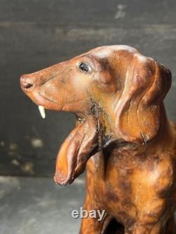 Ancienne Sculpture chien de chasse en cuir moulé vers 1900. Art populaire