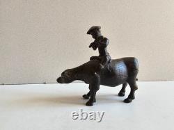 Ancienne Sculpture en bronze Asie Joueur de flute tibetain sur son Buffle