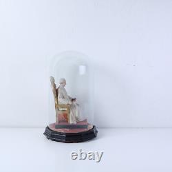 Ancienne Statue Du Pape Léon XIII Sculpture En Plâtre Dans Une Vitrine À Cloche