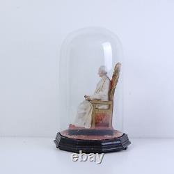 Ancienne Statue Du Pape Léon XIII Sculpture En Plâtre Dans Une Vitrine À Cloche