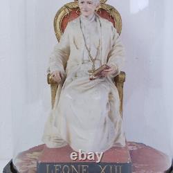 Ancienne Statue Du Pape Léon XIII Sculpture En Plâtre Dans Une Vitrine À Cloche