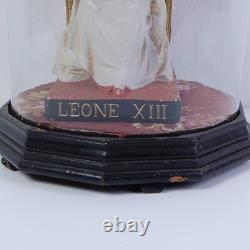 Ancienne Statue Du Pape Léon XIII Sculpture En Plâtre Dans Une Vitrine À Cloche