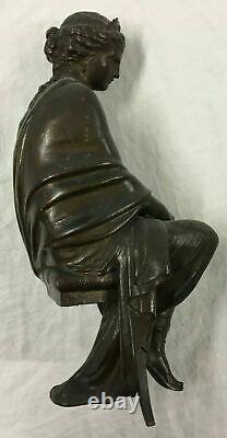 Ancienne Statue Reine assise toge sceptre régule patinée XIXème H 32 cm P 1.8 kg