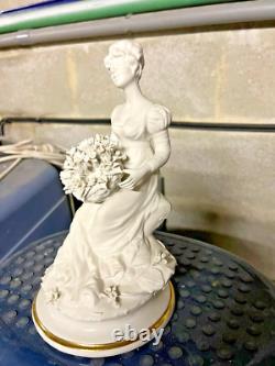 Ancienne XXème sculpture, statue en biscuit signé capodimonte femme bouquet